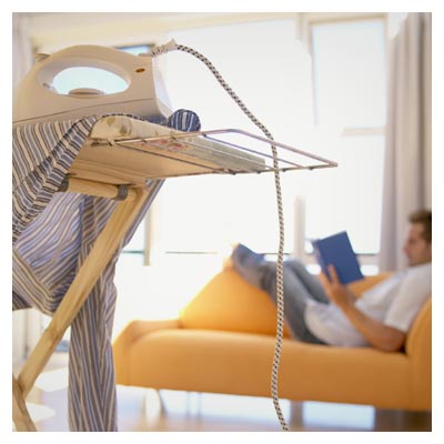 عکس با کیفیت زندگی روزانه و اتو کردن لباس ها