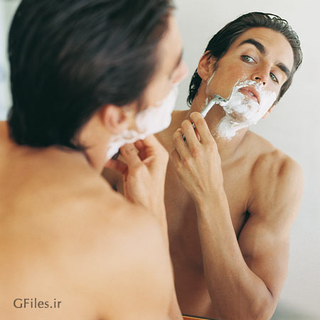 عکس با کیفیت مرد در حال تراشیدن ریش (Shaving)
