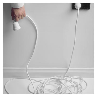 عکس با کیفیت اتصال کابل برق به پریز