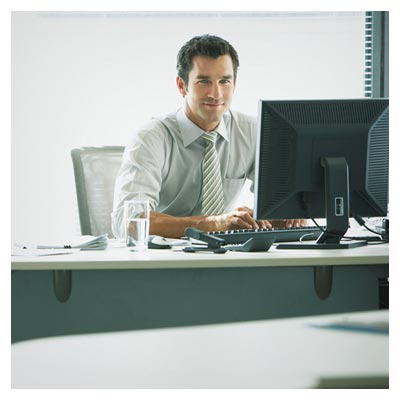 عکس رایگان با کیفیت مرد نشسته پشت میز ریاست