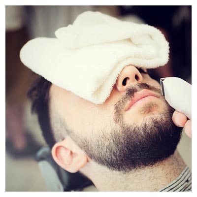 دانلود رایگان تصویر استوک و با کیفیت از مردی در حال اصلاح (پیرایش) صورت