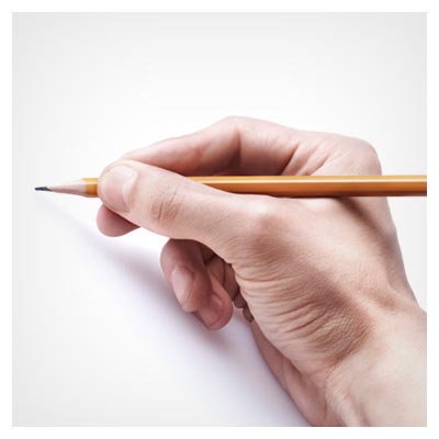 عکس رایگان با کیفیت از دست یک هنرمند در حال طراحی با مداد