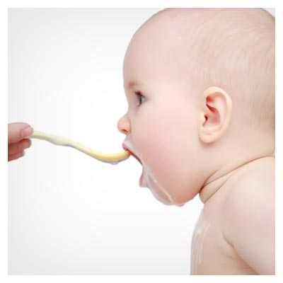 عکس ماست خوردن کودک با اشتهای زیاد با قاشق ، ارائه شده با فرمت jpg