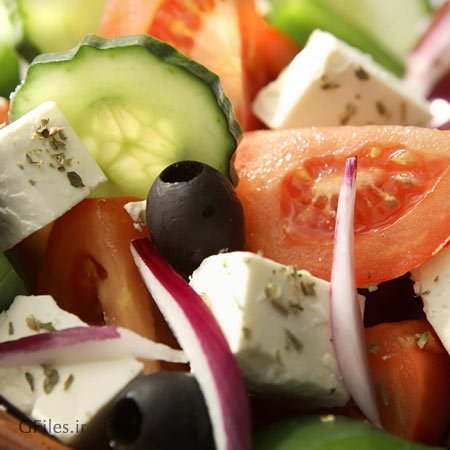 عکس خیار و گوجه و پیاز خرد شده همراه با پیاز و پنیر به عنوان یک غذا