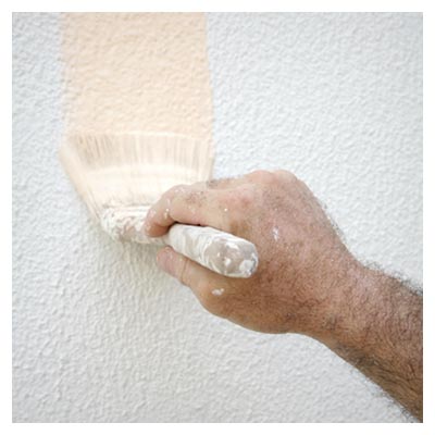 عکس رنگ آمیزی دیوار سفید رنگ با فرچه به رنگ صورتی ملایم