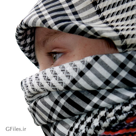 عکس چهره پوشانده شده ی یک مبارز جوان فلسطینی