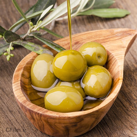 عکس گیاه زیتون با برگ در ظرف چوبی حاوی روغن