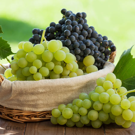 عکس سبد چوبی انگور سیاه و انگور سبز دانه درشت