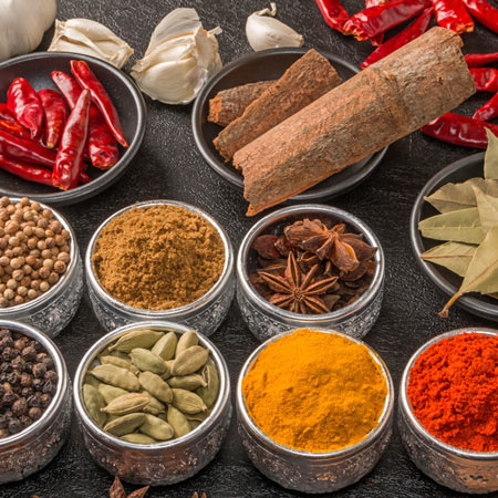 عکس ظروف ادویه خانگی رنگی از جمله فلفل قرمز